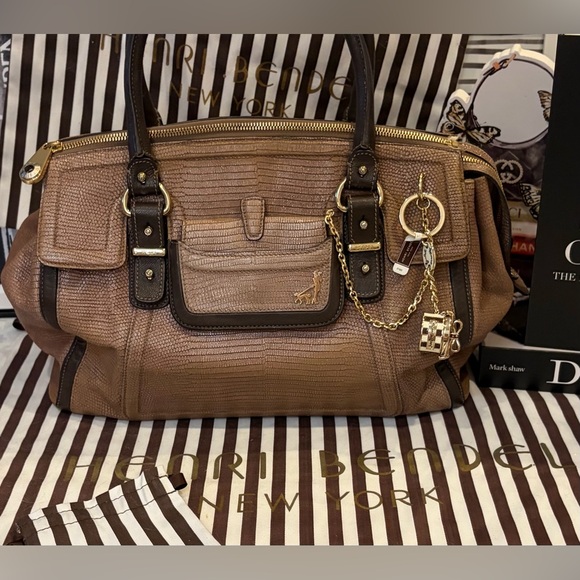 HENRI BENDEL 3/fer Emboss Leather Satchel “LADY WALKING DOG” & NWT Large Key Fob - Picture 2 of 16